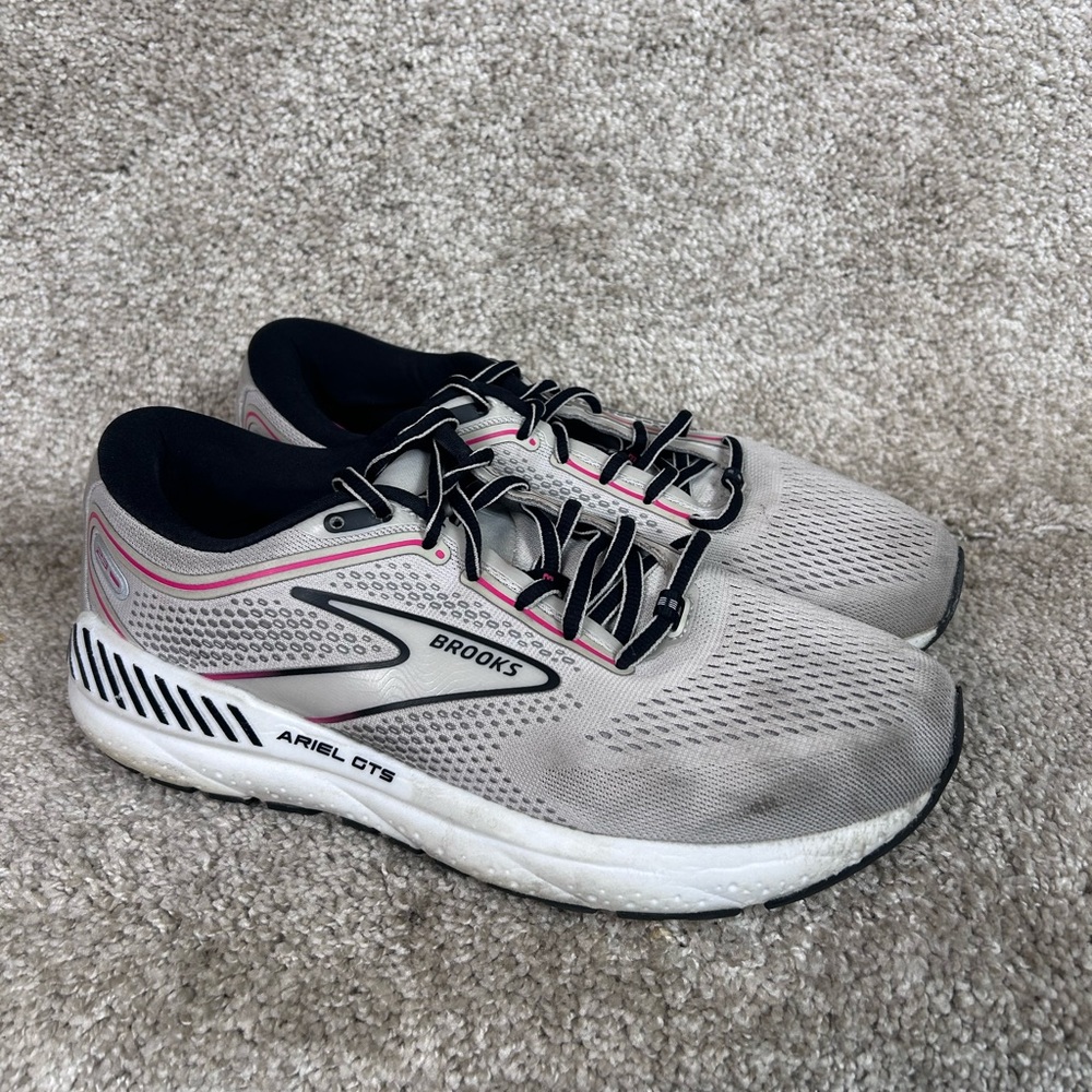 Brooks Ariel GTS 23 women's running shoes Size 9